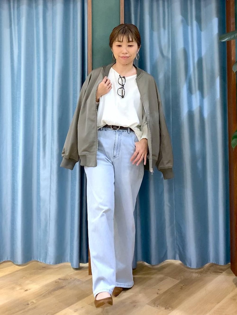 ブルー系のデニムパンツ、ホワイト系のTシャツ/カットソー、グリーン系のMA-1を着用したレディースの冬コーディネートの8枚目の写真