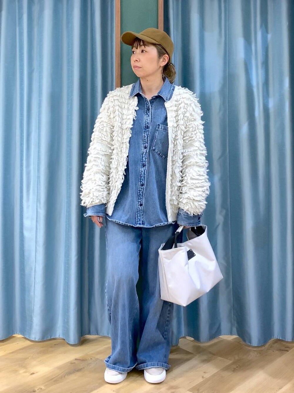 ブルー系のシャツ/ブラウス、ブルー系のデニムパンツ、ベージュ系のスニーカーを着用したレディースの冬コーディネートの5枚目の写真