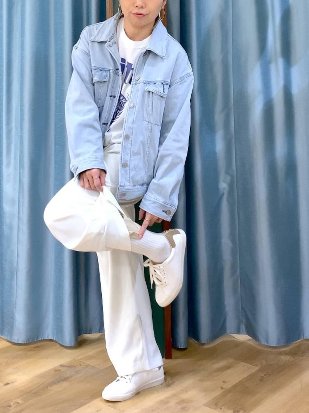 ホワイト系のスラックス、ブルー系のデニムジャケット、ホワイト系のTシャツ/カットソーを着用したレディースの冬コーディネートの5枚目の写真