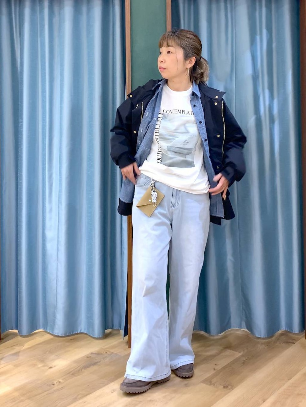 グレー系のローファー、ブルー系のデニムパンツ、ホワイト系のTシャツ/カットソーを着用したレディースの春コーディネートの4枚目の写真