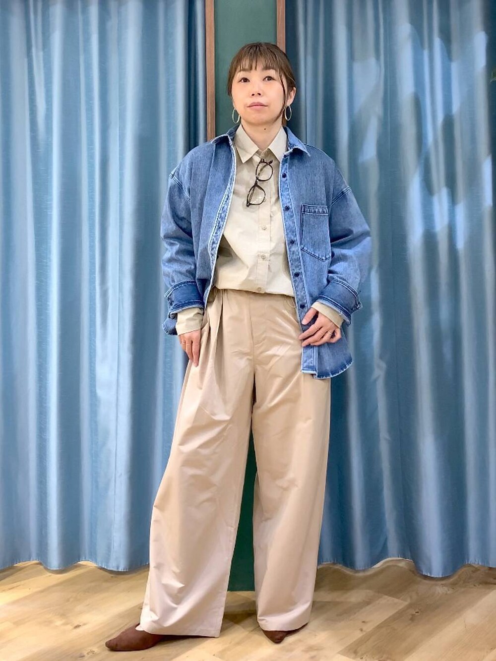 ブルー系のシャツ/ブラウス、ブラウン系のパンプス、ベージュ系のその他パンツを着用したレディースの冬コーディネートの4枚目の写真