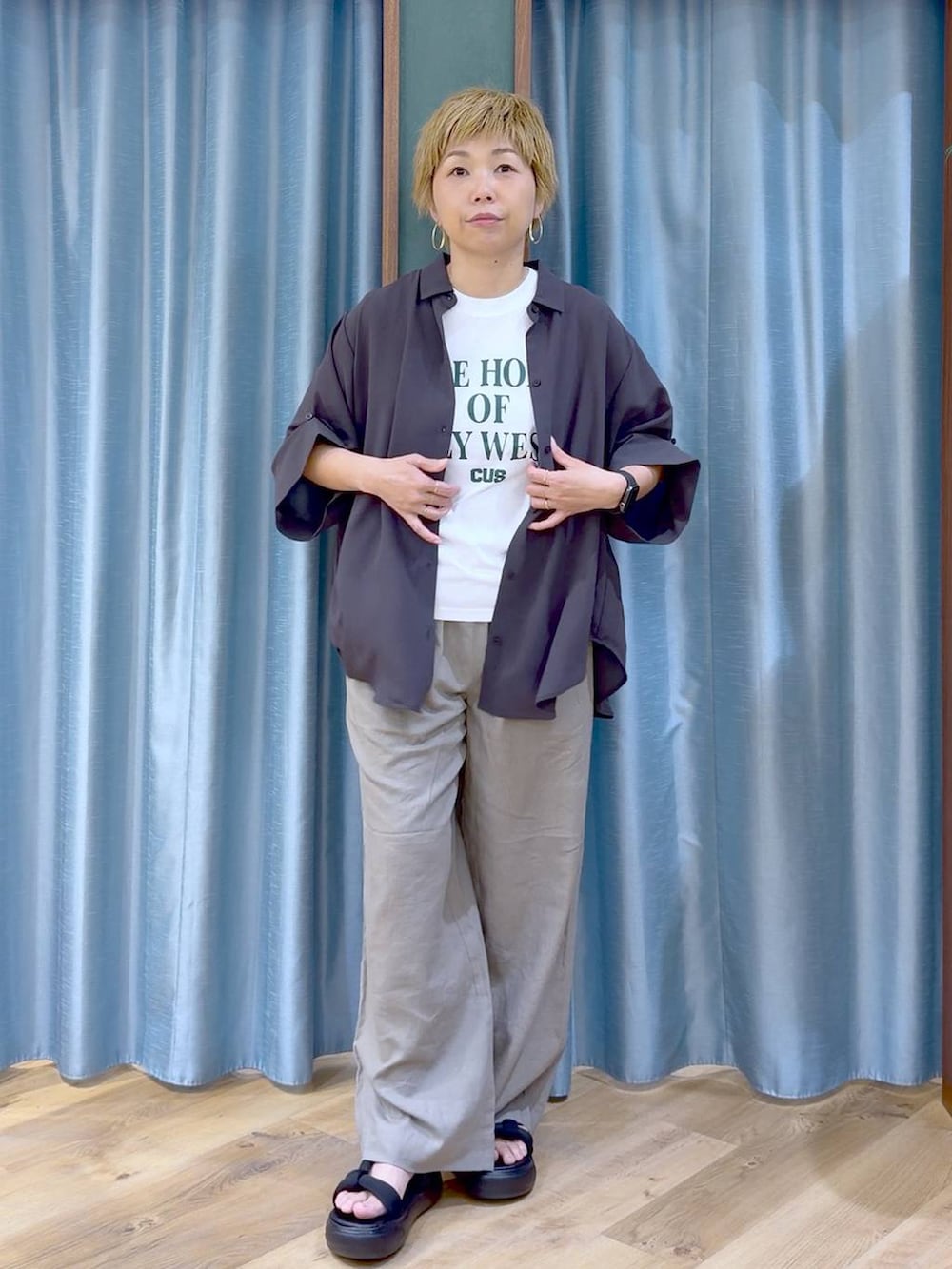 グレー系のシャツ/ブラウス、ホワイト系のTシャツ/カットソー、ブラウン系のその他パンツを着用したレディースの夏コーディネートの3枚目の写真