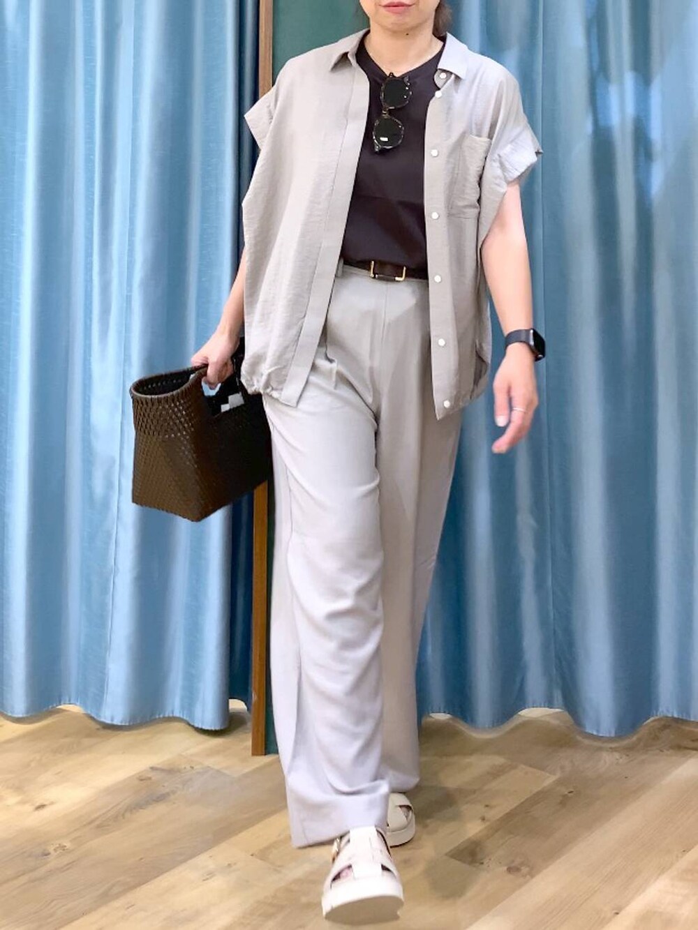 ブラウン系のTシャツ/カットソー、ベージュ系のシャツ/ブラウス、ベージュ系のその他パンツを着用したレディースの春コーディネートの7枚目の写真
