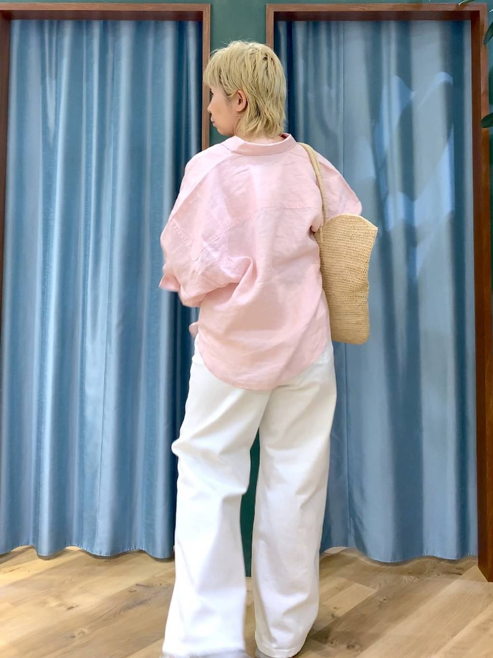 ホワイト系のデニムパンツ、ピンク系のシャツ/ブラウス、グレー系のサンダルを着用したレディースの夏コーディネートの8枚目の写真