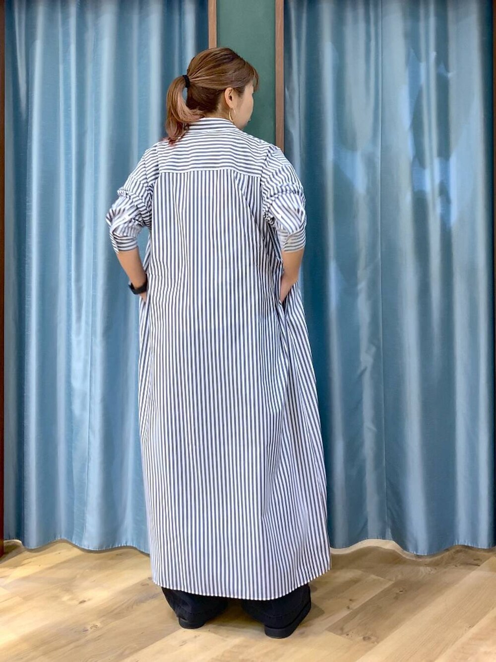 ホワイト系のTシャツ/カットソー、ブルー系のワンピース、グレー系のデニムパンツを着用したレディースの春コーディネートの8枚目の写真