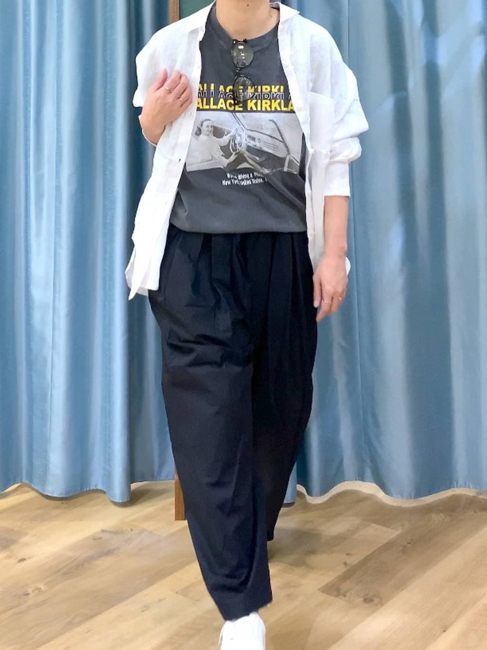 ブラック系のその他パンツ、ブラウン系のスニーカー、ホワイト系のシャツ/ブラウスを着用したレディースの春コーディネートの4枚目の写真