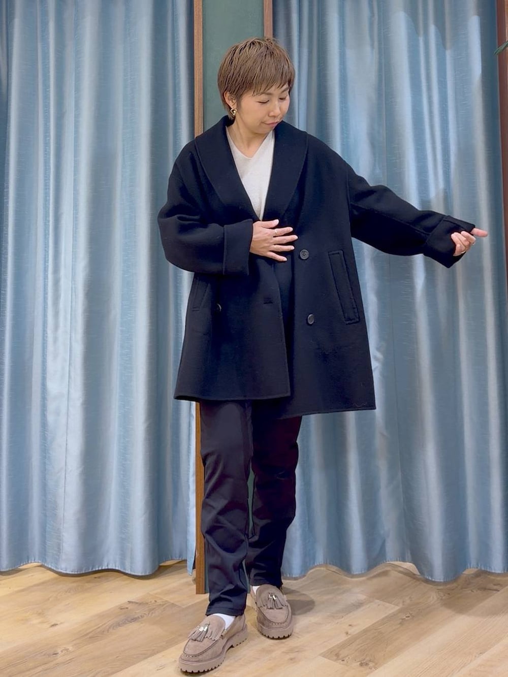 ブラック系のその他パンツ、ベージュ系のローファー、ベージュ系のニット/セーターを着用したレディースの秋コーディネートの5枚目の写真