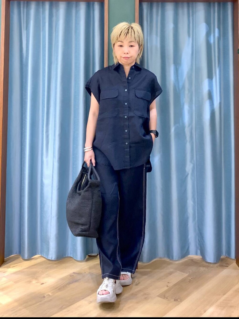 ブルー系のその他パンツ、グレー系のサンダル、ブルー系のシャツ/ブラウスを着用したレディースの夏コーディネートの3枚目の写真