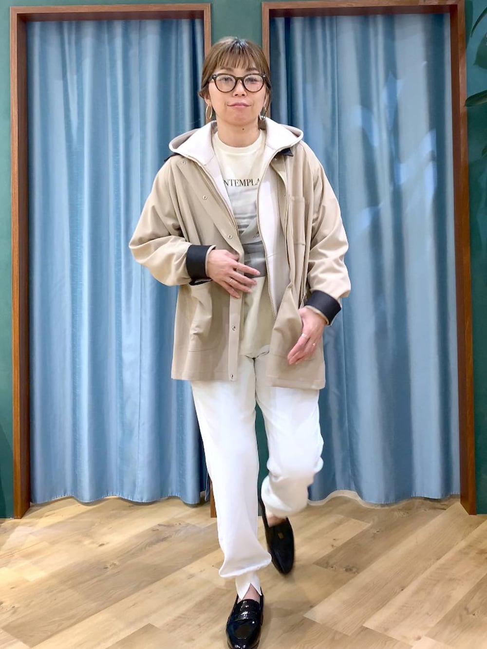 ベージュ系のパーカー、ベージュ系のTシャツ/カットソー、ベージュ系のカバーオールを着用したレディースの春コーディネートの6枚目の写真