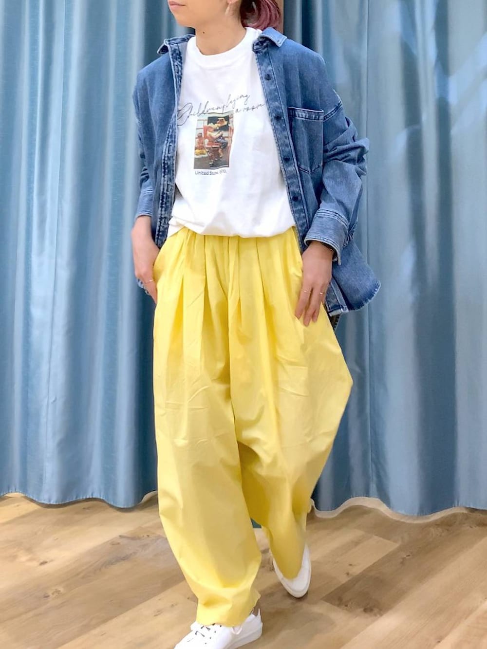 イエロー系のその他パンツ、ブラウン系のスニーカー、ブルー系のシャツ/ブラウスを着用したレディースの春コーディネートの5枚目の写真