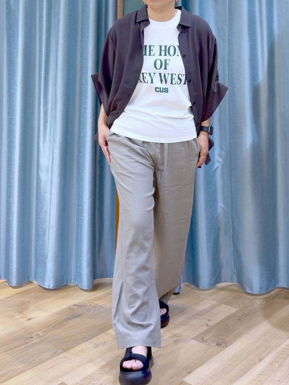 グレー系のシャツ/ブラウス、ホワイト系のTシャツ/カットソー、ブラウン系のその他パンツを着用したレディースの夏コーディネートの7枚目の写真