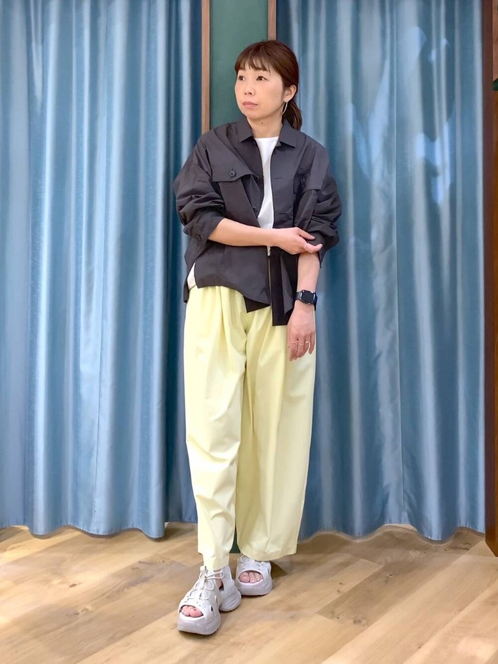 グレー系のシャツ/ブラウス、ホワイト系のTシャツ/カットソー、グレー系のサンダルを着用したレディースの春コーディネートの4枚目の写真