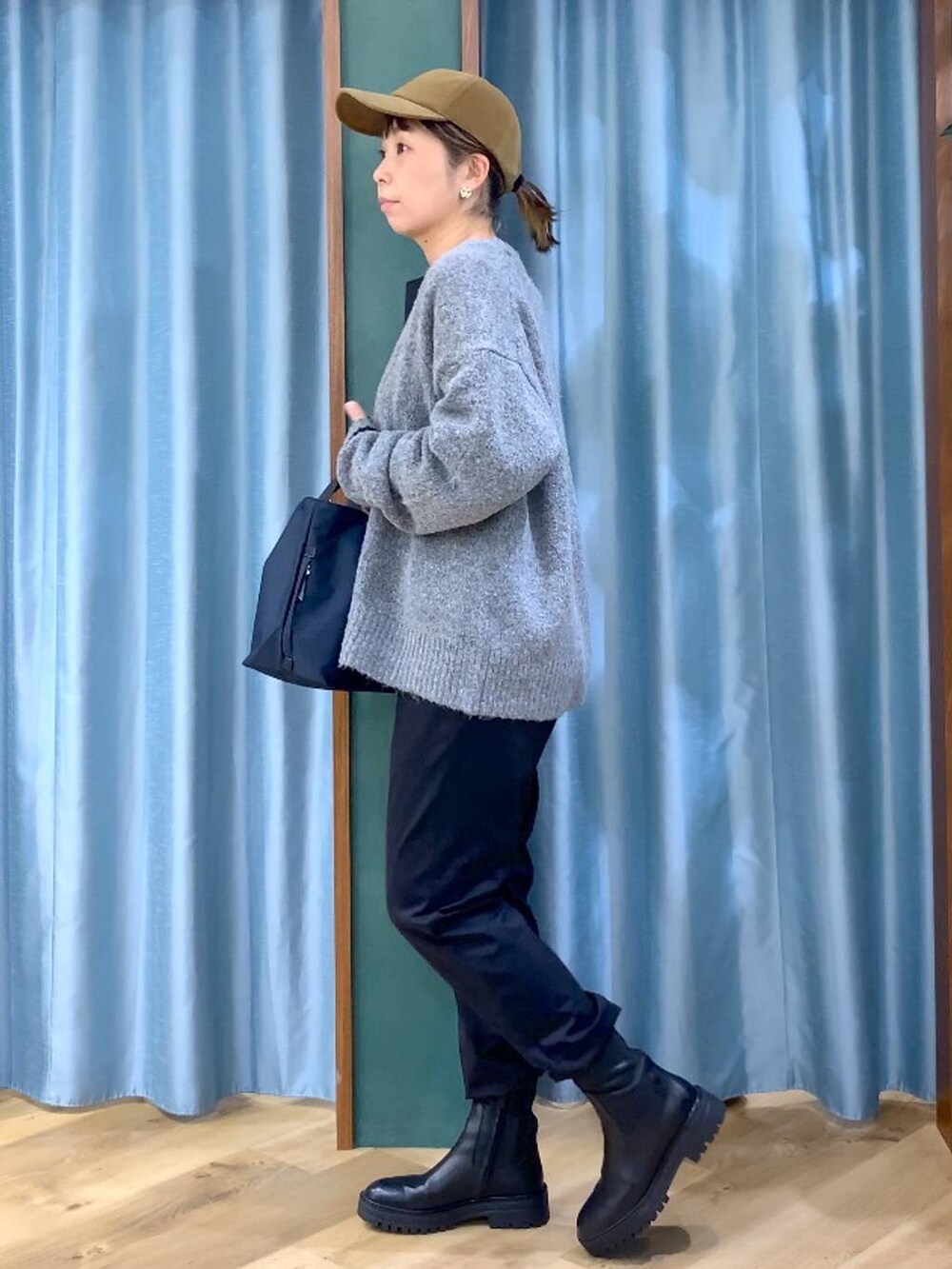 ブラック系のブーツ、ブルー系のトートバッグ、ブラック系のシャツ/ブラウスを着用したレディースの秋コーディネートの3枚目の写真