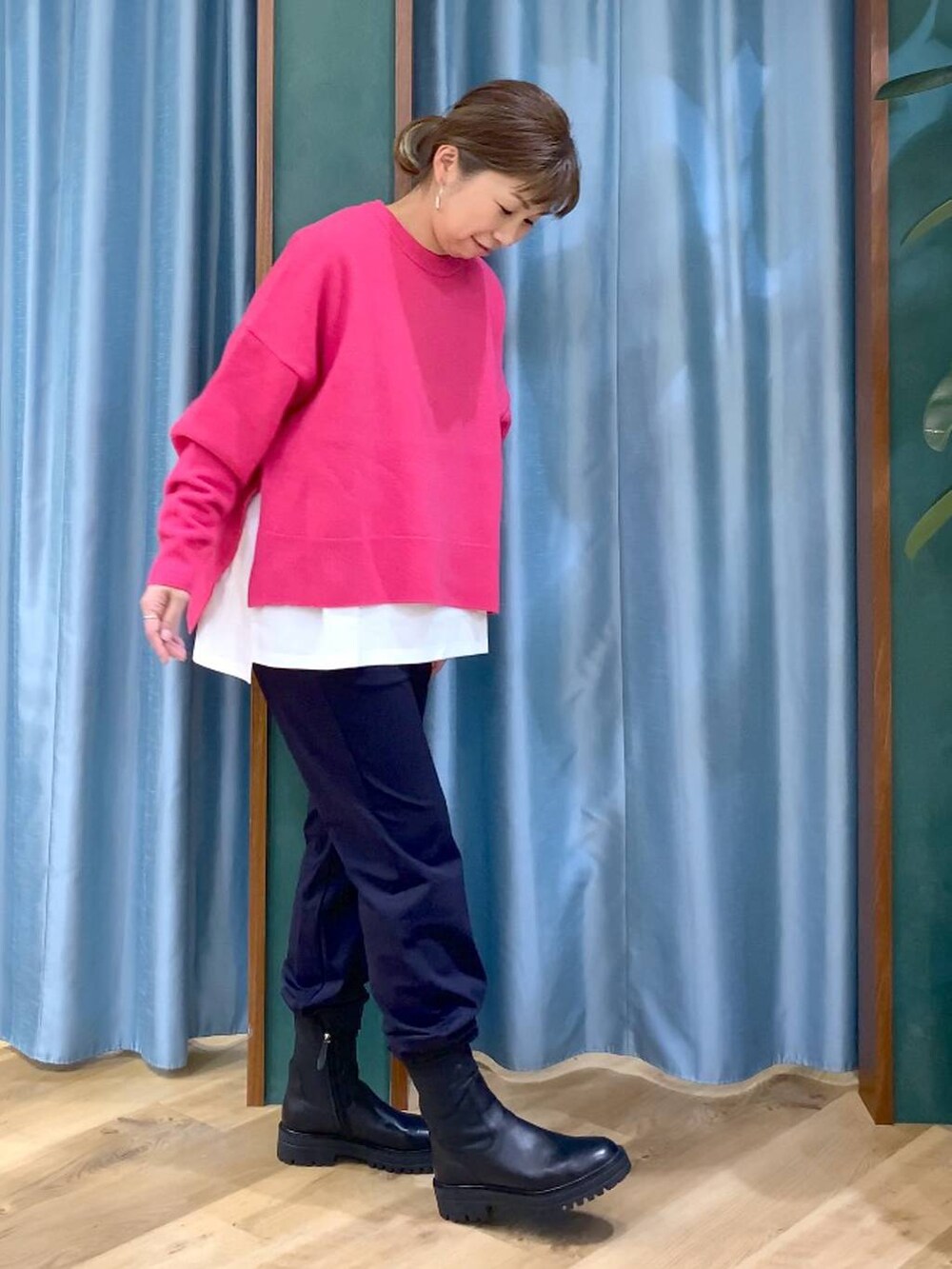 ブラック系のブーツ、ブルー系のその他パンツ、ピンク系のニット/セーターを着用したレディースの冬コーディネートの5枚目の写真