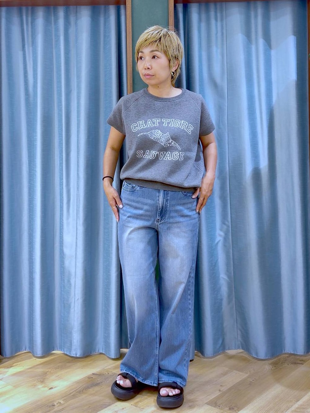 ブラック系のサンダル、ブルー系のシャツ/ブラウス、グレー系のニット/セーターを着用したレディースの夏コーディネートの3枚目の写真