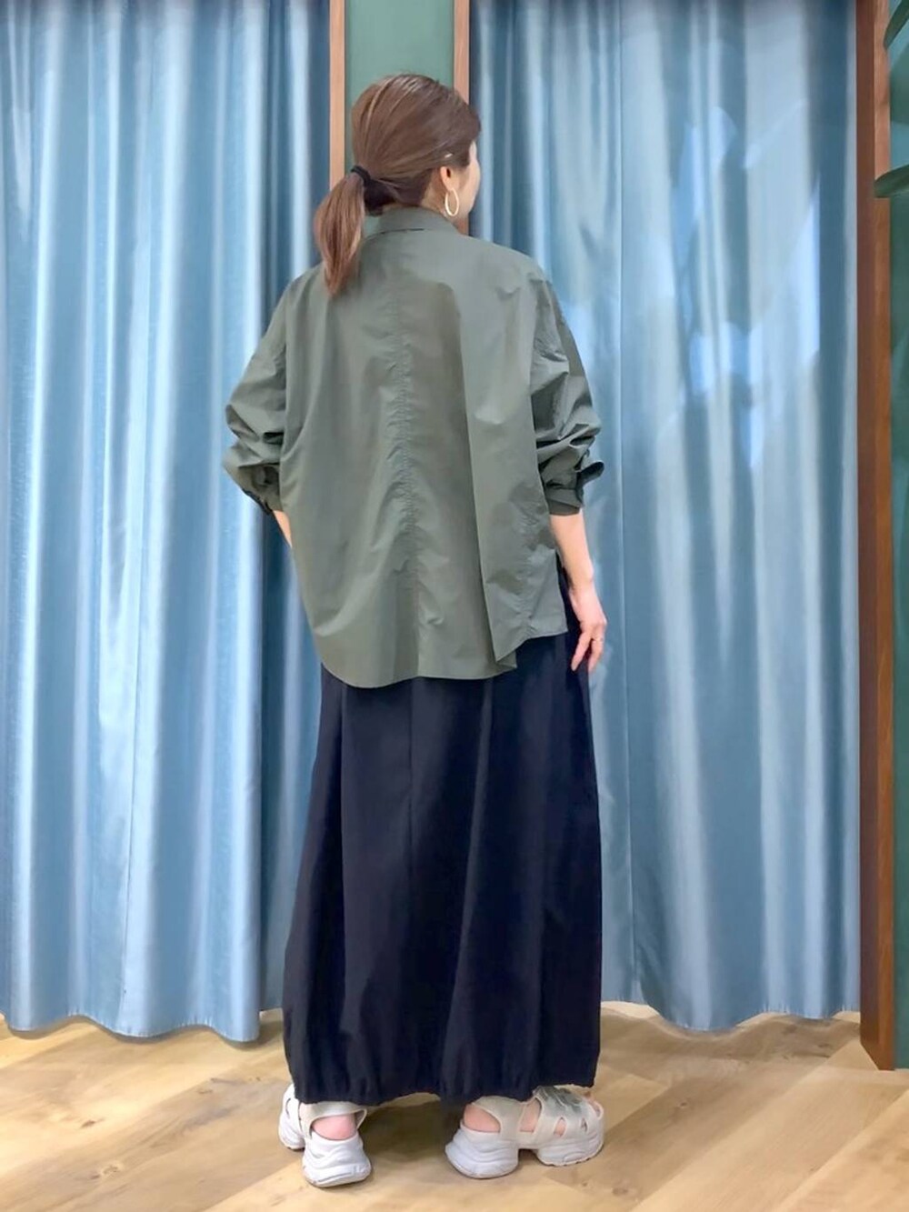 ホワイト系のTシャツ/カットソー、グリーン系のシャツ/ブラウス、グレー系のサンダルを着用したレディースの春コーディネートの8枚目の写真