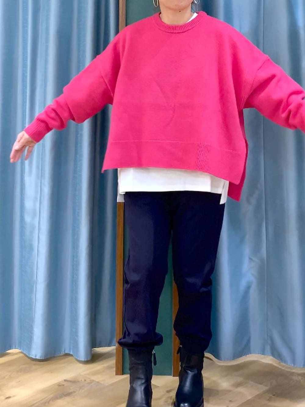 ブラック系のブーツ、ブルー系のその他パンツ、ピンク系のニット/セーターを着用したレディースの冬コーディネートの8枚目の写真