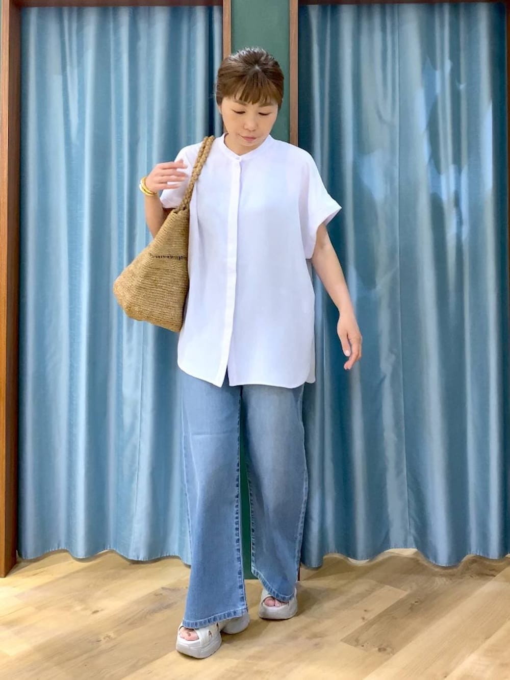 ブルー系のデニムパンツ、ブルー系のシャツ/ブラウス、グレー系のサンダルを着用したレディースの春コーディネートの8枚目の写真
