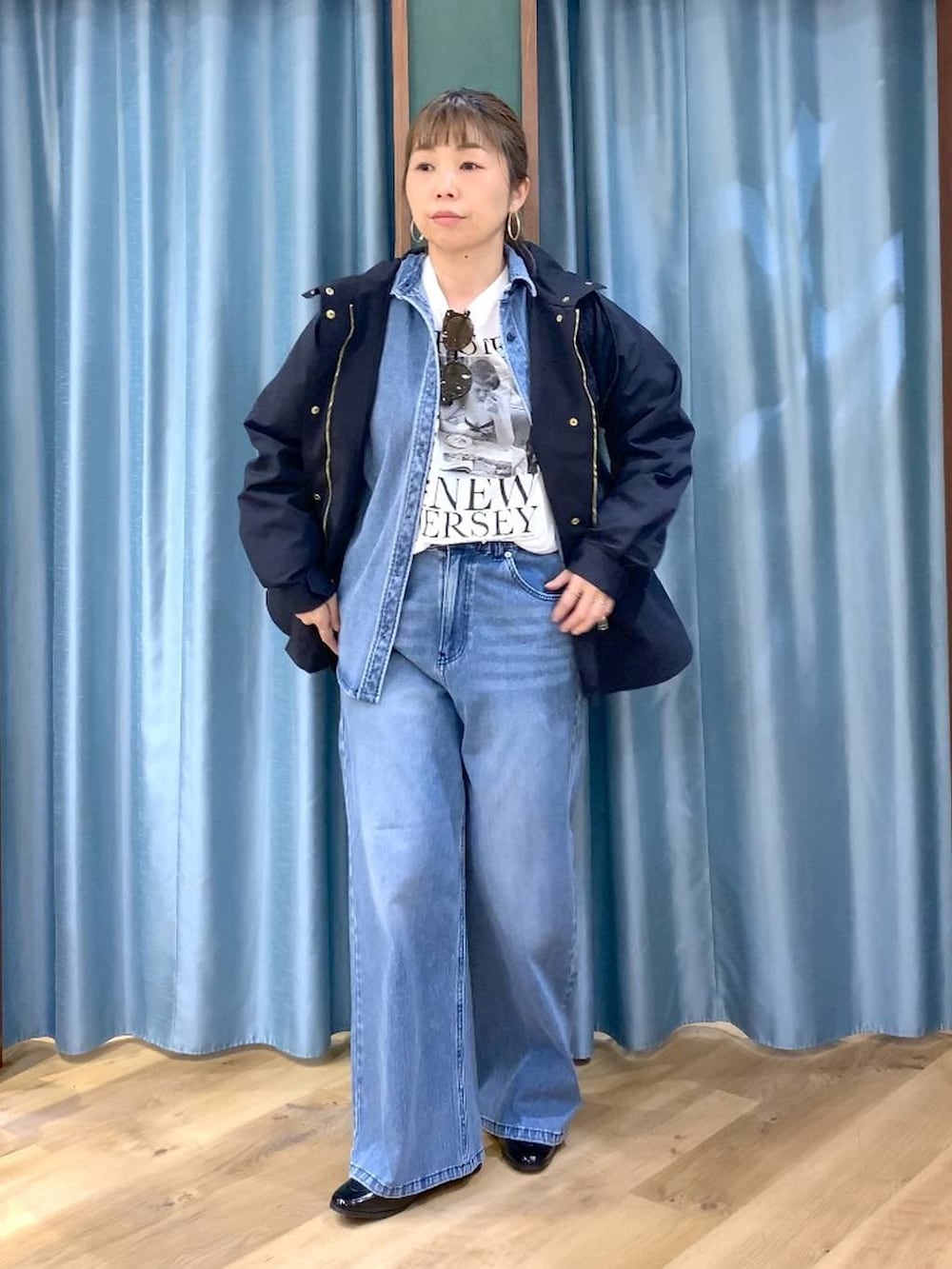 ブルー系のシャツ/ブラウス、ブルー系のデニムパンツ、ブラック系のローファーを着用したレディースの春コーディネートの2枚目の写真