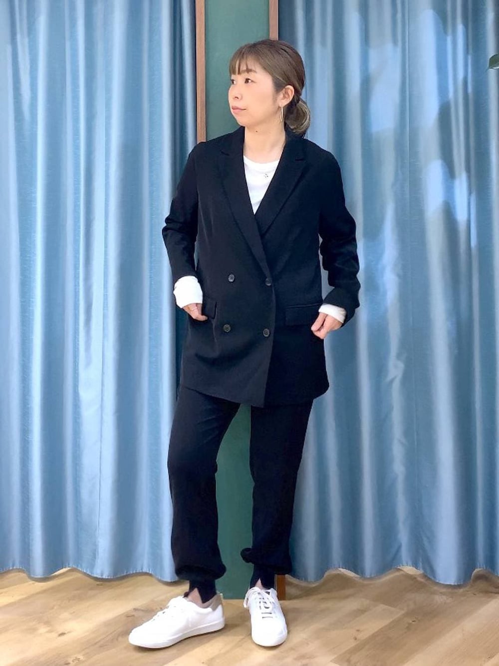 ホワイト系のTシャツ/カットソー、ブラック系のテーラードジャケット、ブラック系のその他パンツを着用したレディースの冬コーディネートの5枚目の写真