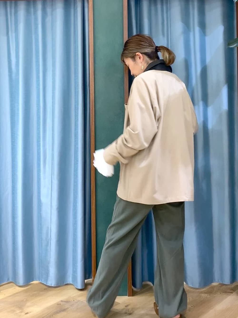 グリーン系のサロペット/オーバーオール、ベージュ系のカバーオール、ホワイト系のTシャツ/カットソーを着用したレディースの冬コーディネートの7枚目の写真