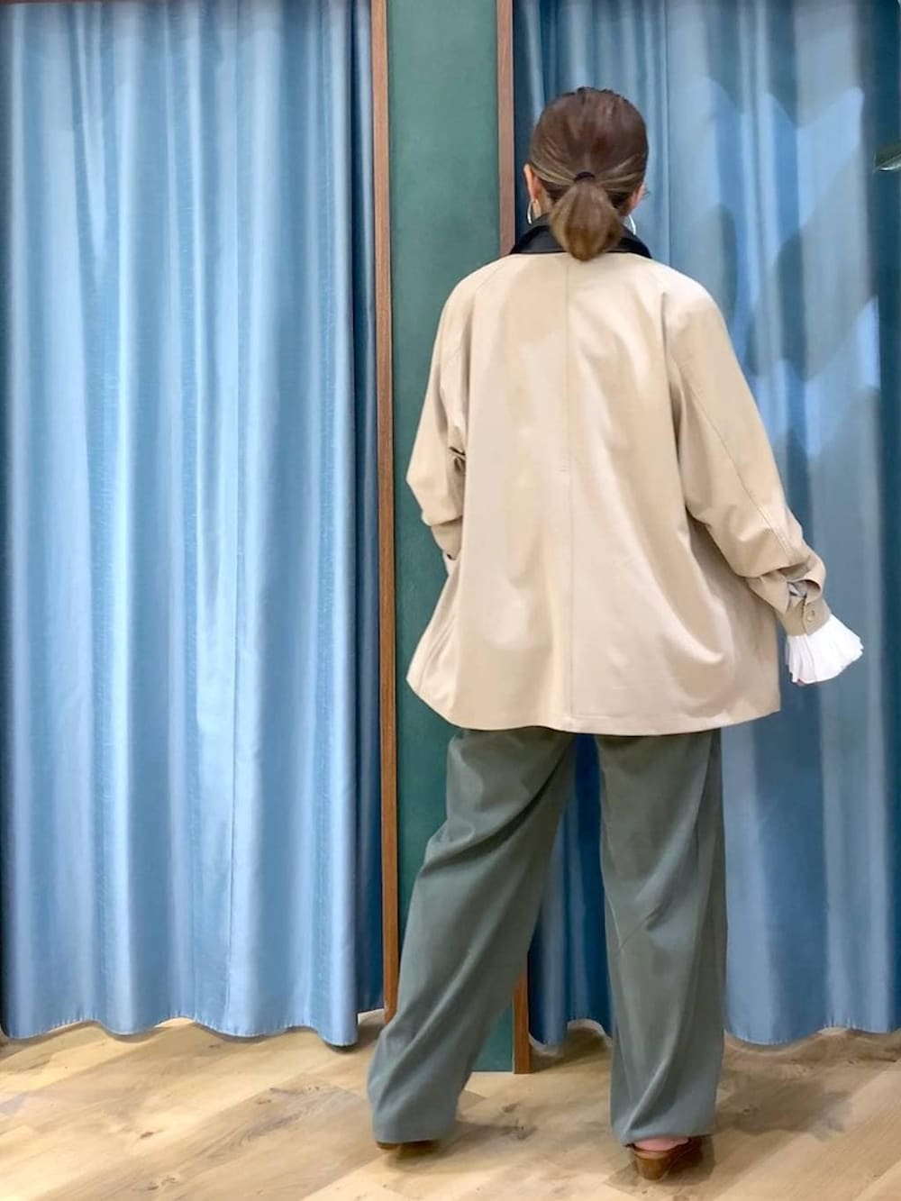 グリーン系のその他パンツ、ベージュ系のカバーオール、イエロー系のパンプスを着用したレディースの冬コーディネートの5枚目の写真