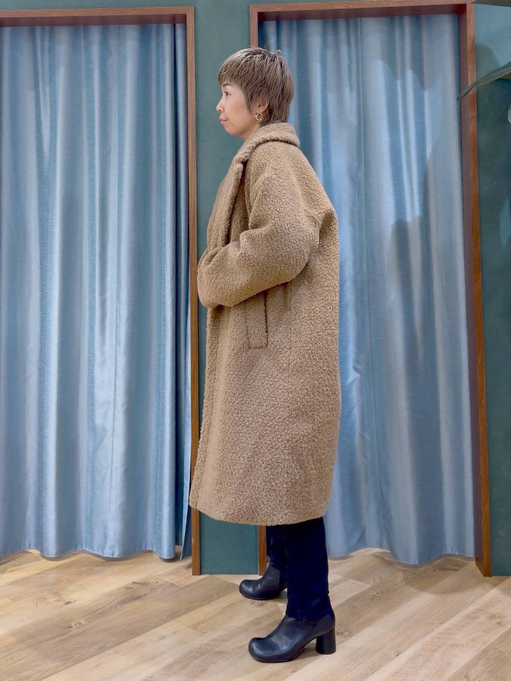 ブラック系のその他パンツ、ブラック系のブーツ、ベージュ系のシャツ/ブラウスを着用したレディースの秋コーディネートの4枚目の写真