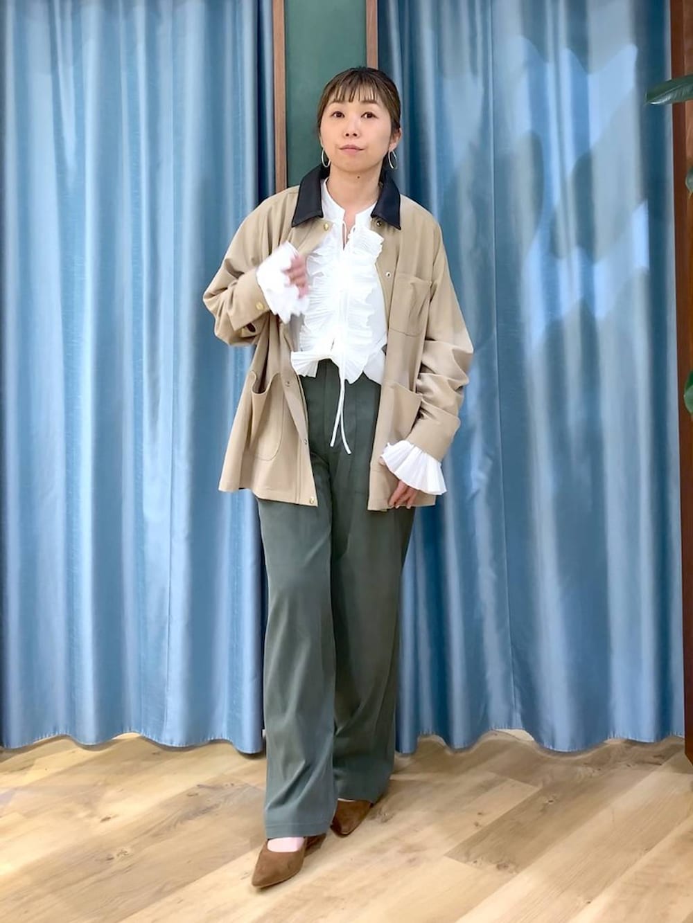 グリーン系のその他パンツ、ベージュ系のカバーオール、イエロー系のパンプスを着用したレディースの冬コーディネートの4枚目の写真