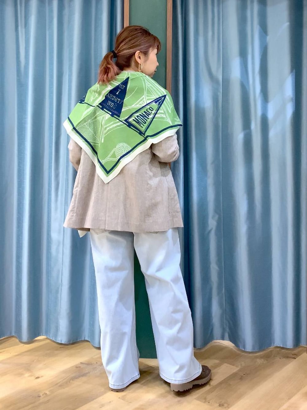 グレー系のローファー、ブルー系のデニムパンツ、ベージュ系のテーラードジャケットを着用したレディースの春コーディネートの7枚目の写真