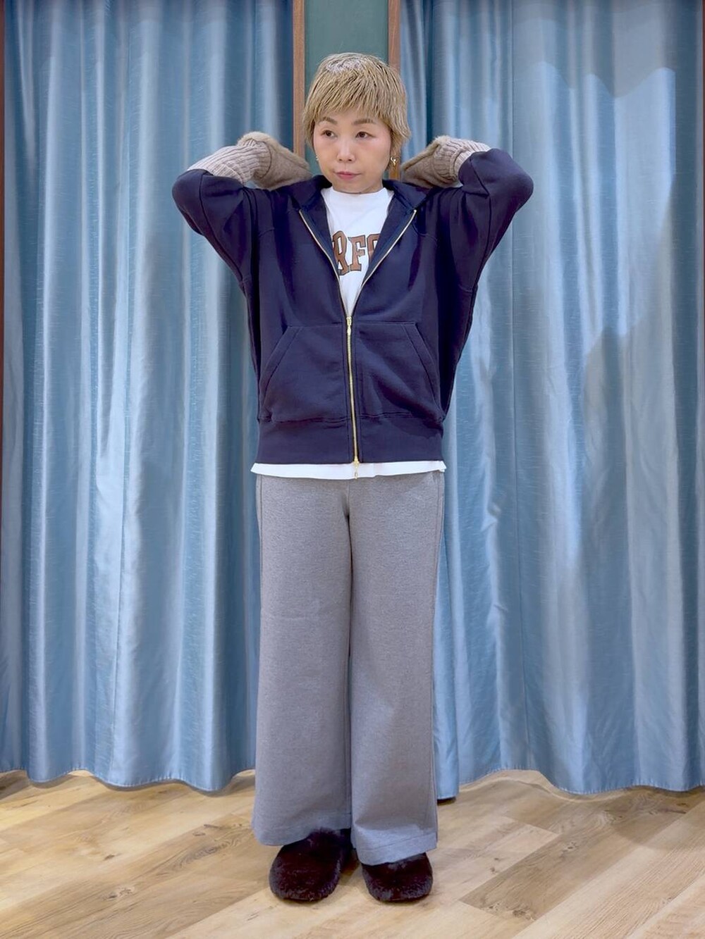 ブラウン系のその他シューズ、ホワイト系のTシャツ/カットソー、グレー系のその他パンツを着用したレディースの秋コーディネートの3枚目の写真