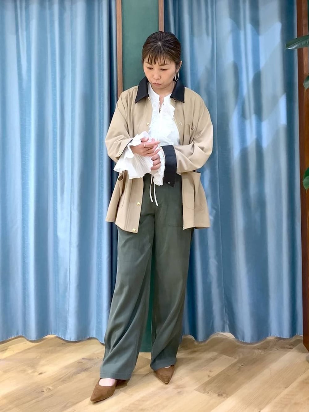 グリーン系のサロペット/オーバーオール、ベージュ系のカバーオール、ホワイト系のTシャツ/カットソーを着用したレディースの冬コーディネートの5枚目の写真