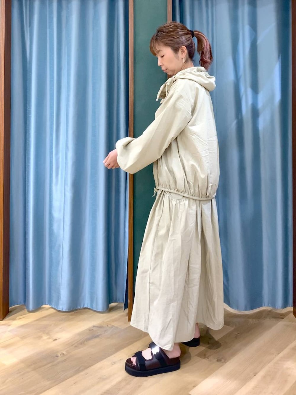 ベージュ系のTシャツ/カットソー、ベージュ系のスカート、ベージュ系のブルゾンを着用したレディースの春コーディネートの5枚目の写真