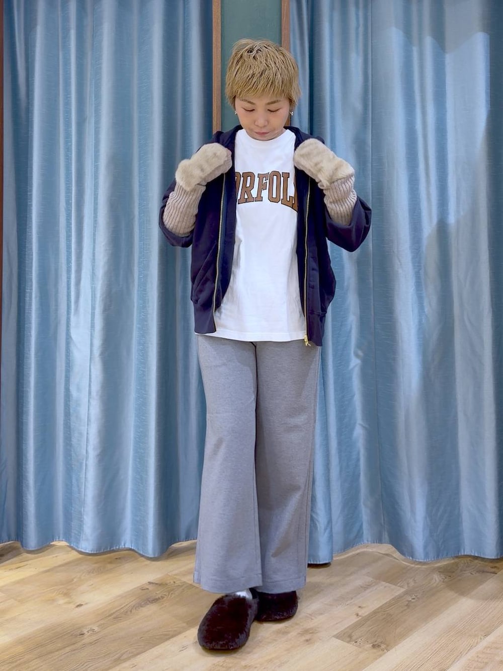ブラウン系のその他シューズ、ホワイト系のTシャツ/カットソー、グレー系のその他パンツを着用したレディースの秋コーディネートの2枚目の写真