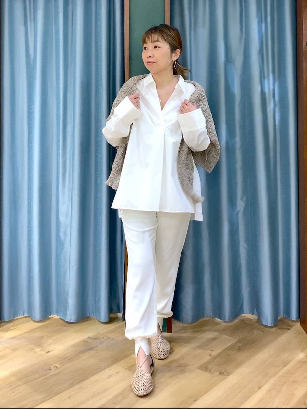 ブラウン系のカーディガン/ボレロ、ホワイト系のシャツ/ブラウス、ホワイト系のその他パンツを着用したレディースの春コーディネートの2枚目の写真