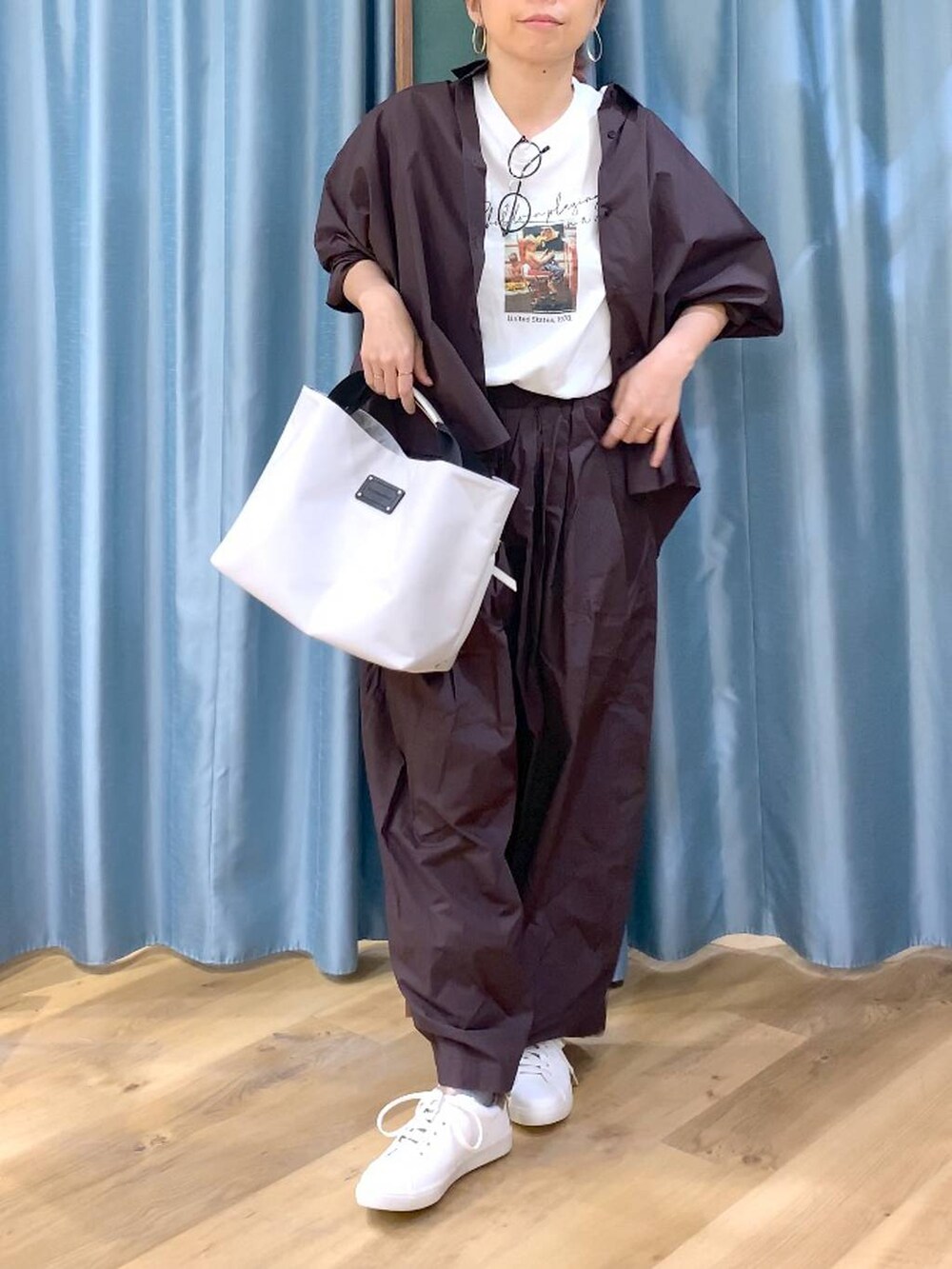 ブラウン系のその他パンツ、ブラウン系のスニーカー、ホワイト系のトートバッグを着用したレディースの春コーディネートの5枚目の写真