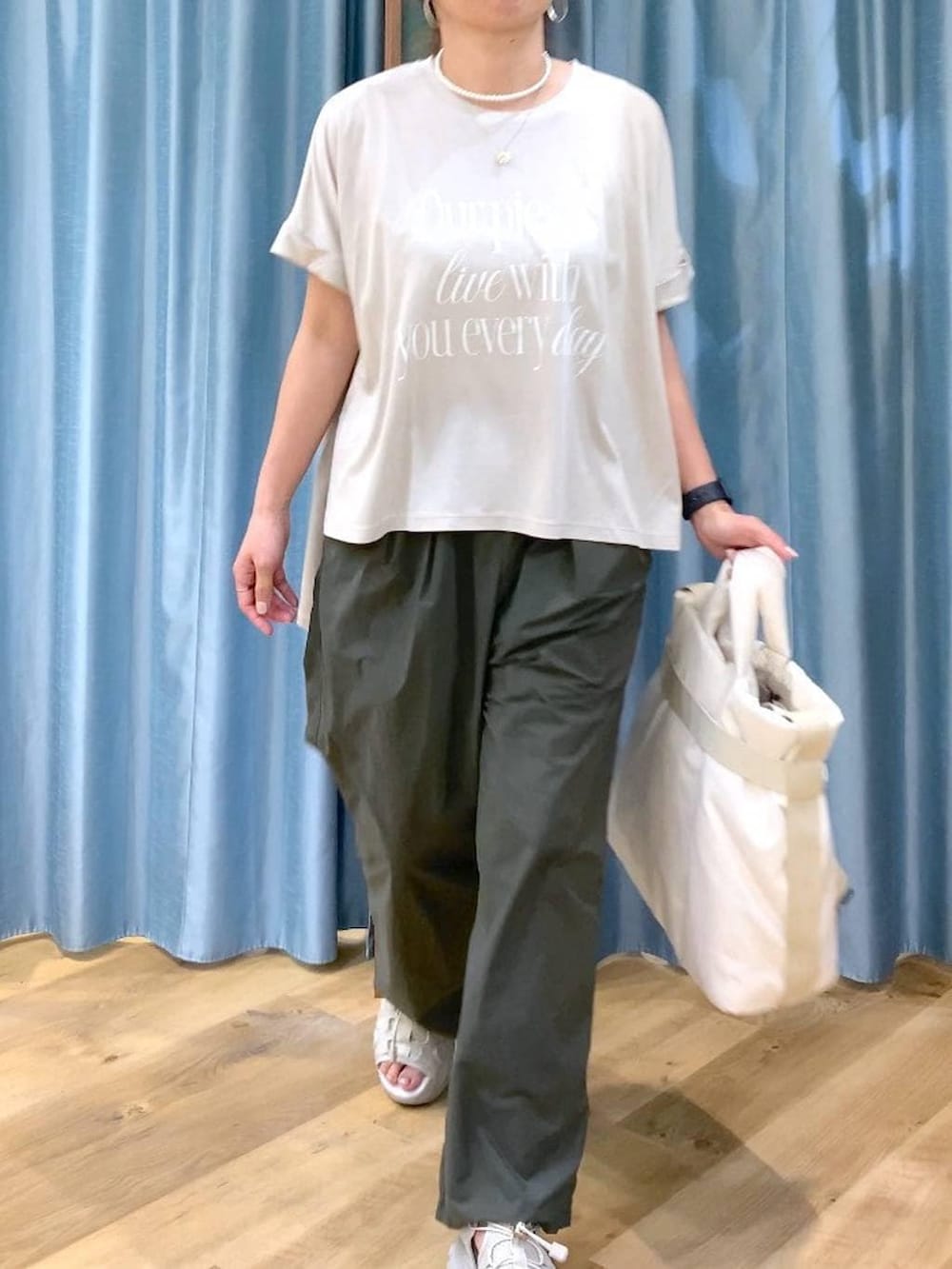 グリーン系のその他パンツ、ホワイト系のトートバッグ、グレー系のサンダルを着用したレディースの春コーディネートの5枚目の写真