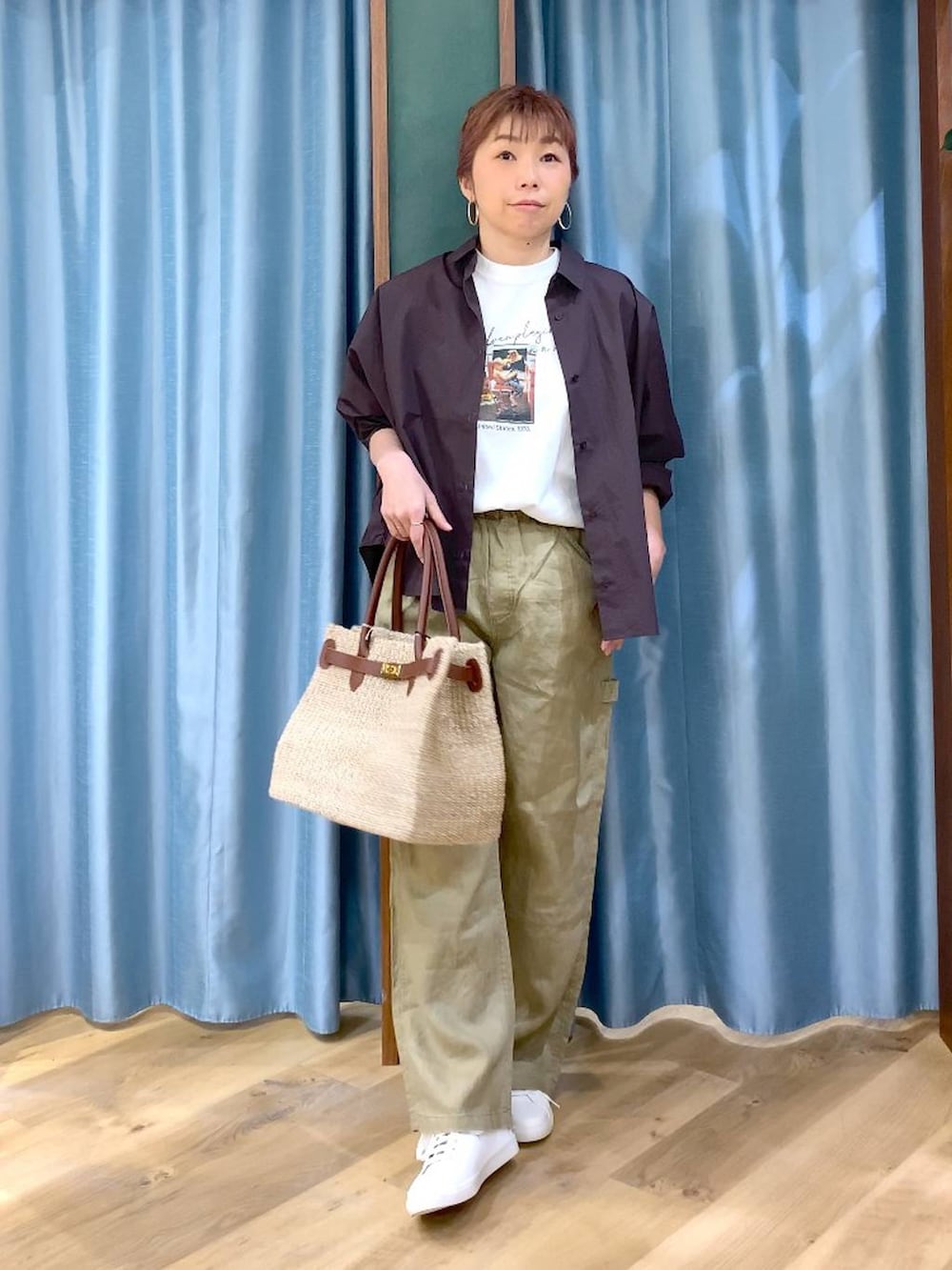 ブラウン系のシャツ/ブラウス、ベージュ系のその他パンツ、ホワイト系のTシャツ/カットソーを着用したレディースの春コーディネートの2枚目の写真