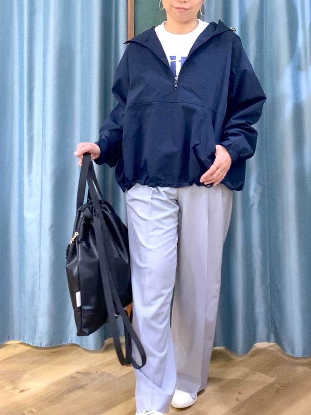 ブラック系のバックパック/リュック、グレー系のその他パンツ、ブルー系のナイロンジャケットを着用したレディースの冬コーディネートの5枚目の写真