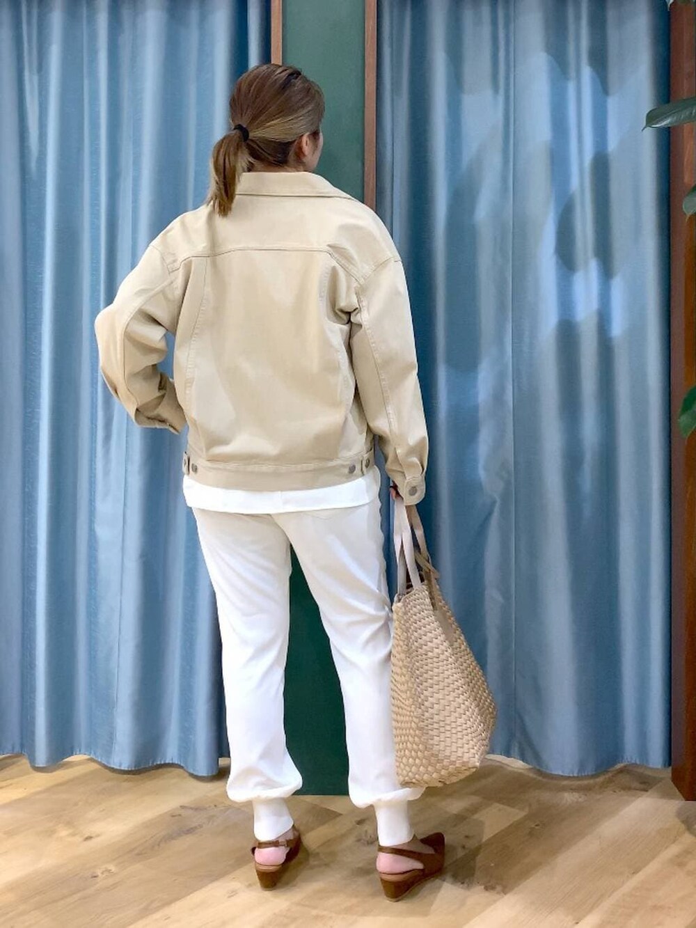 ベージュ系のデニムジャケット、ホワイト系のTシャツ/カットソー、ベージュ系のトートバッグを着用したレディースの冬コーディネートの5枚目の写真