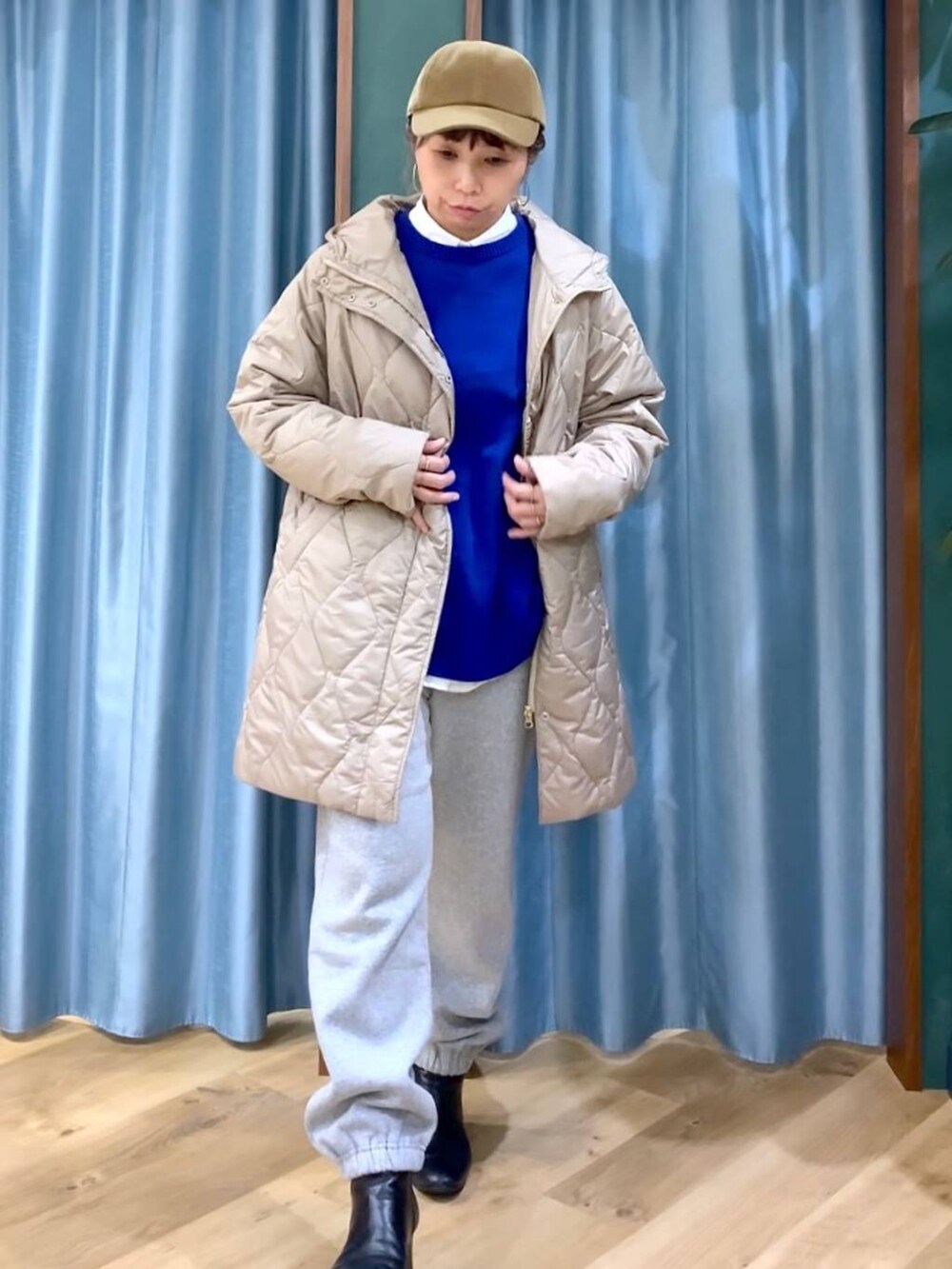 ホワイト系のシャツ/ブラウス、ベージュ系のブルゾン、ブルー系のニット/セーターを着用したレディースの冬コーディネートの4枚目の写真