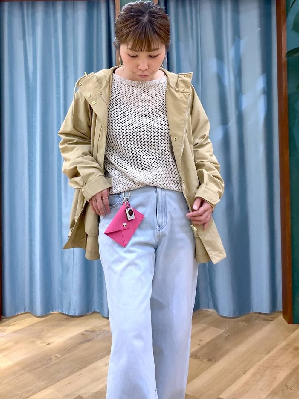 ベージュ系のニット/セーター、ブルー系のデニムパンツ、ブラック系のローファーを着用したレディースの春コーディネートの5枚目の写真