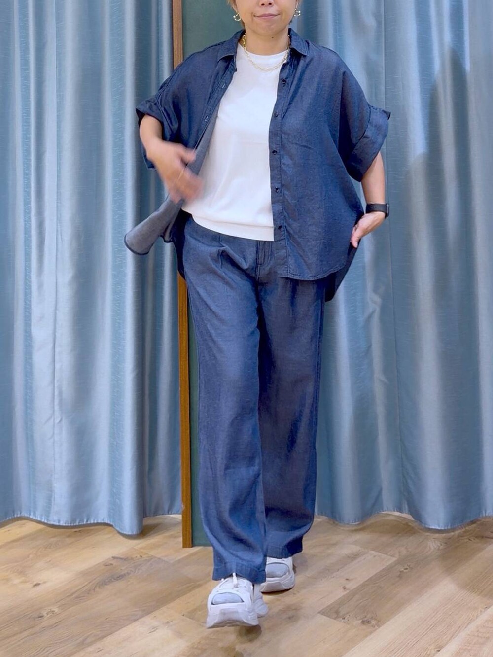 グレー系のサンダル、ホワイト系のTシャツ/カットソー、ブルー系のシャツ/ブラウスを着用したレディースの夏コーディネートの9枚目の写真