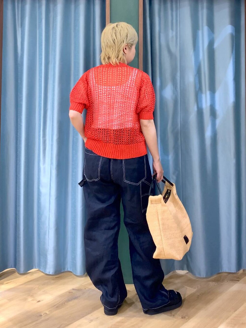 ホワイト系のタンクトップ、ブルー系のその他パンツ、ブラック系のサンダルを着用したレディースの夏コーディネートの4枚目の写真