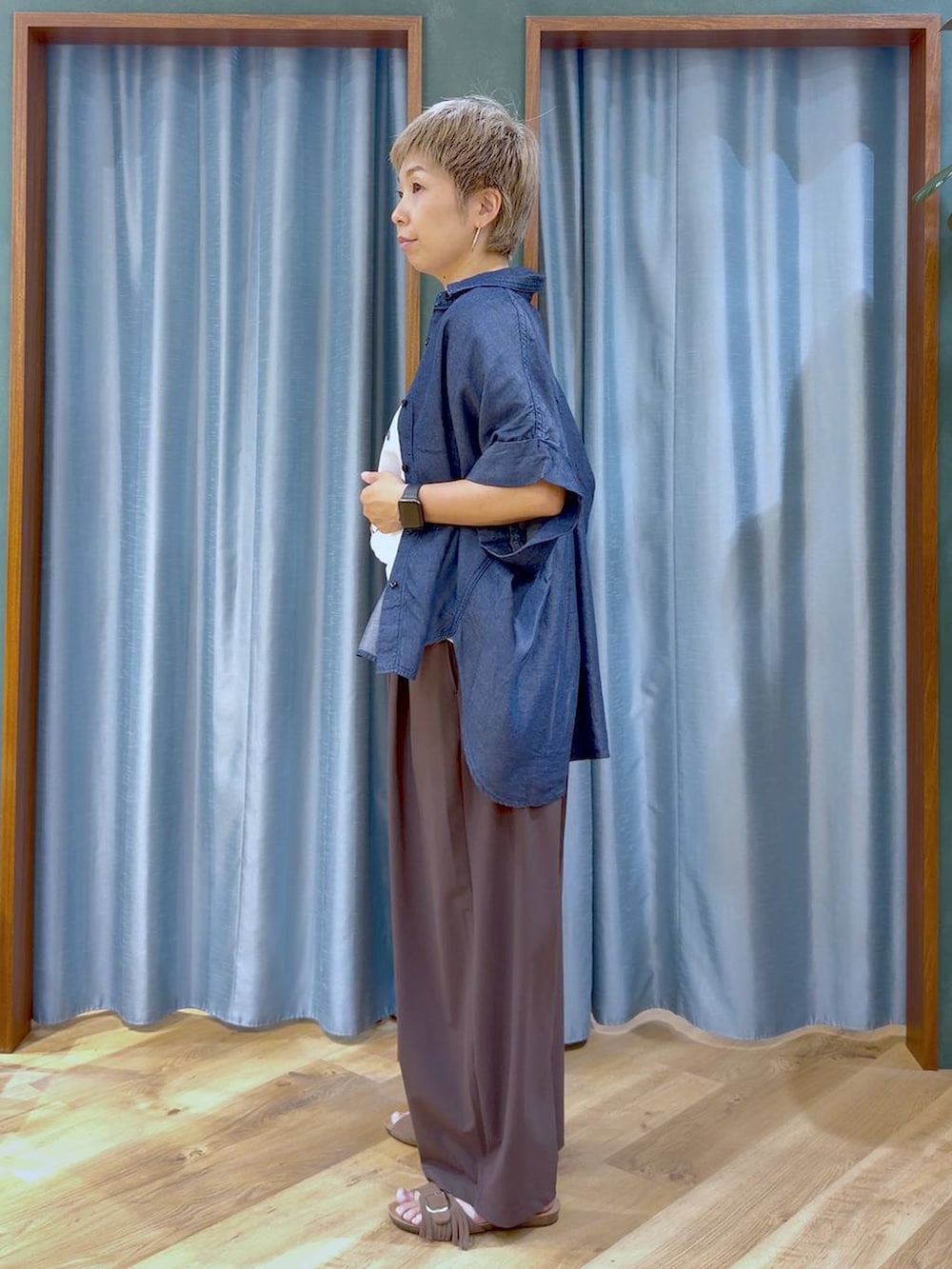 ホワイト系のTシャツ/カットソー、ブラウン系のその他パンツ、ブラウン系のサンダルを着用したレディースの夏コーディネートの2枚目の写真