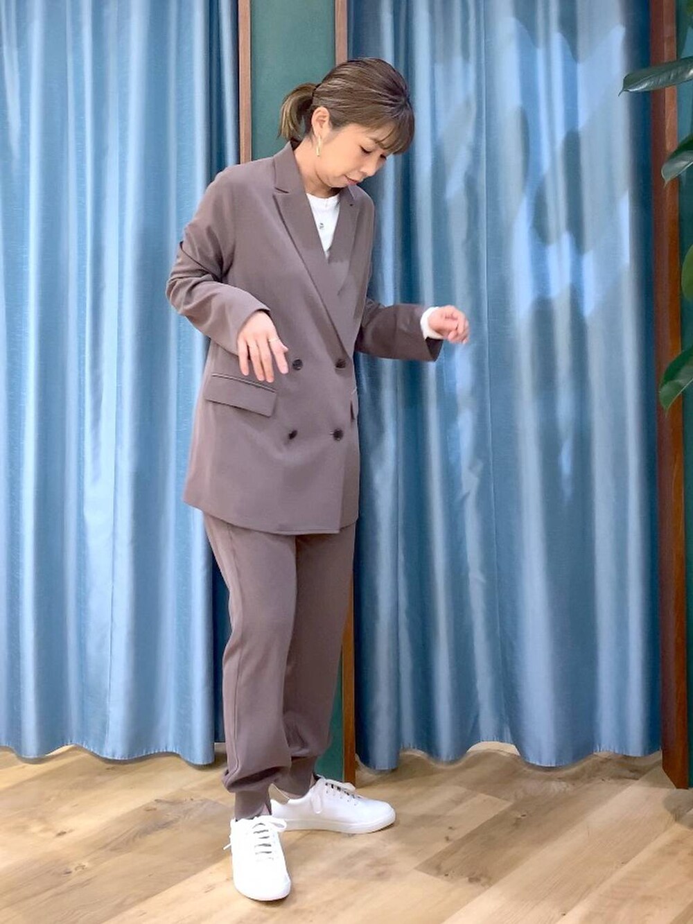 ホワイト系のTシャツ/カットソー、グリーン系のテーラードジャケット、グリーン系のその他パンツを着用したレディースの冬コーディネートの5枚目の写真