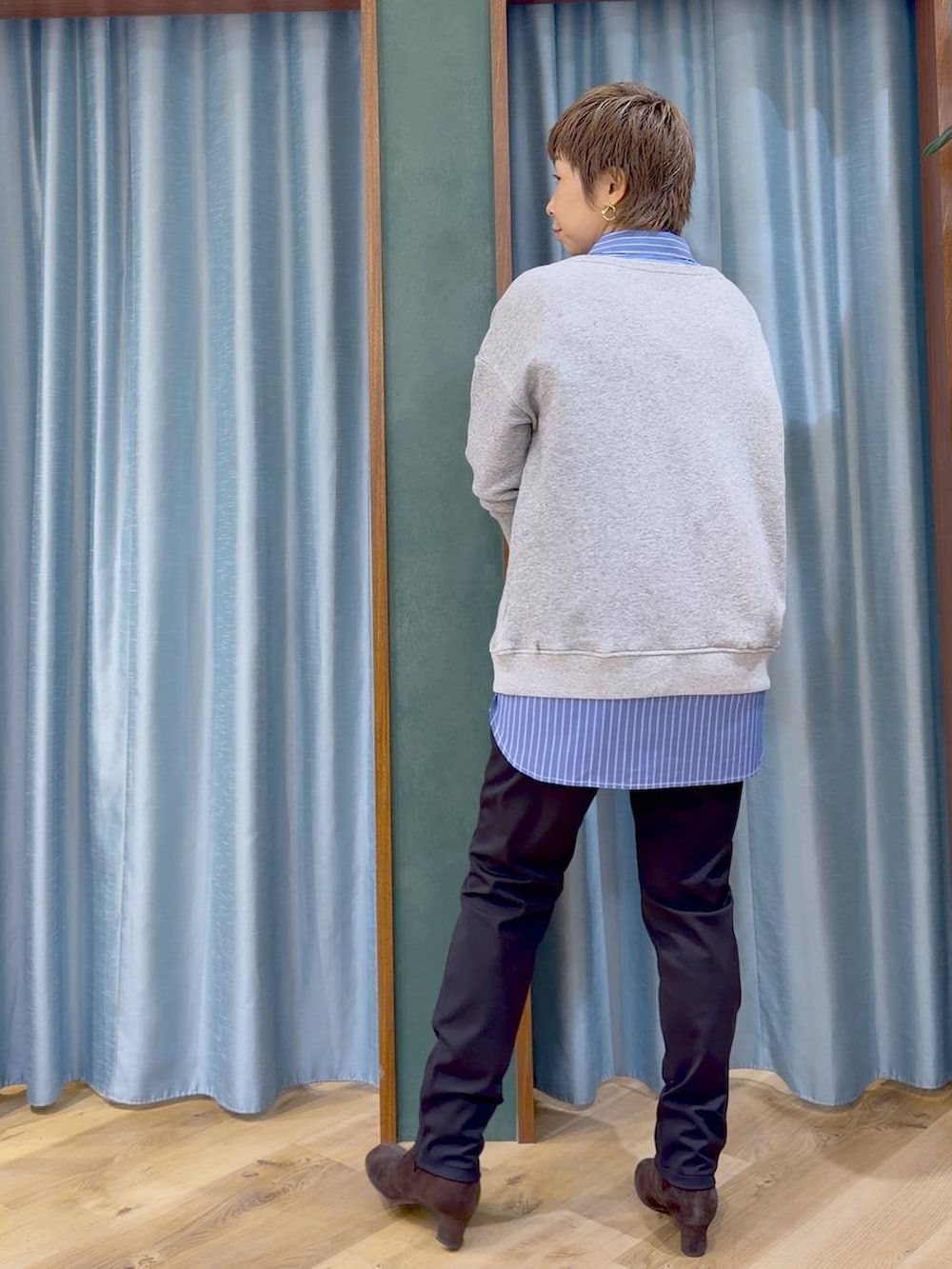 ブラック系のその他パンツ、ブラウン系のブーツ、ブルー系のシャツ/ブラウスを着用したレディースの秋コーディネートの5枚目の写真