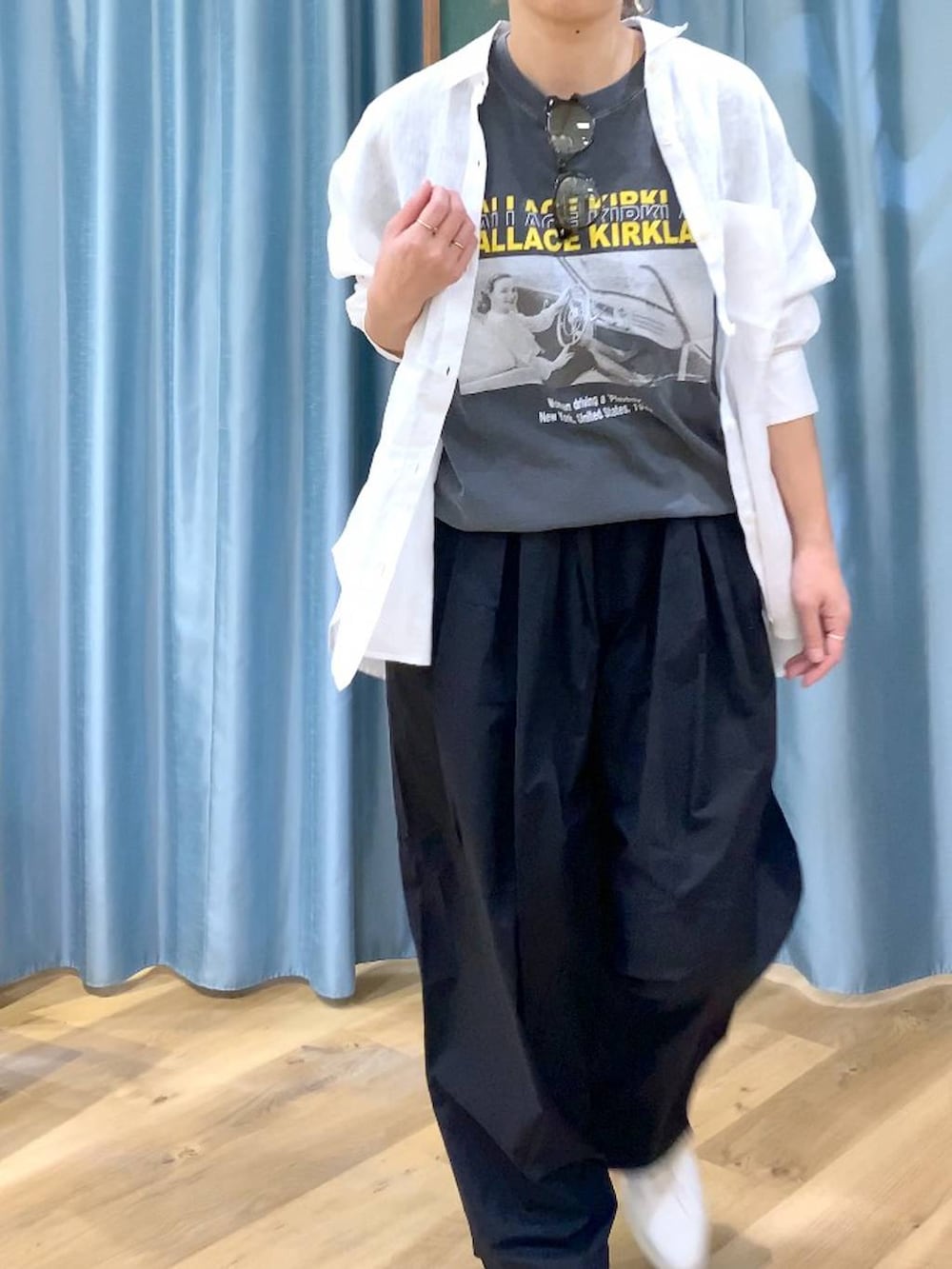 ブラック系のその他パンツ、ブラウン系のスニーカー、ホワイト系のシャツ/ブラウスを着用したレディースの春コーディネートの7枚目の写真