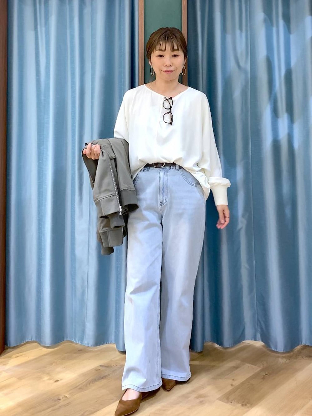 ブルー系のデニムパンツ、ホワイト系のTシャツ/カットソー、グリーン系のMA-1を着用したレディースの冬コーディネートの3枚目の写真