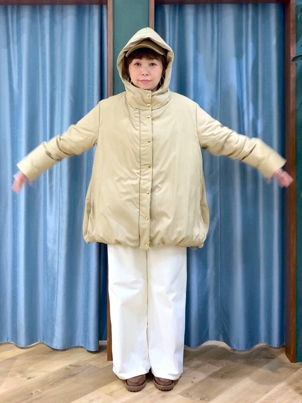 ベージュ系のダウンジャケット/コート、ブラウン系のローファー、グレー系のニット/セーターを着用したレディースの秋コーディネートの8枚目の写真