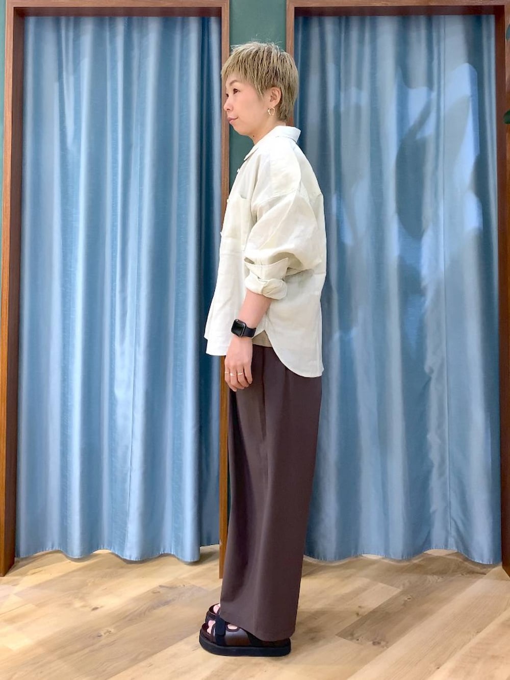 ブラウン系のその他パンツ、ベージュ系のシャツ/ブラウス、ベージュ系のTシャツ/カットソーを着用したレディースの夏コーディネートの4枚目の写真